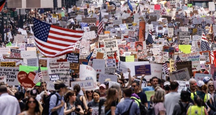 Ribuan Warga AS Turun Demonstrasi di Berbagai Kota Besar, Protes Kebijakan Trump Mencapai Puncak