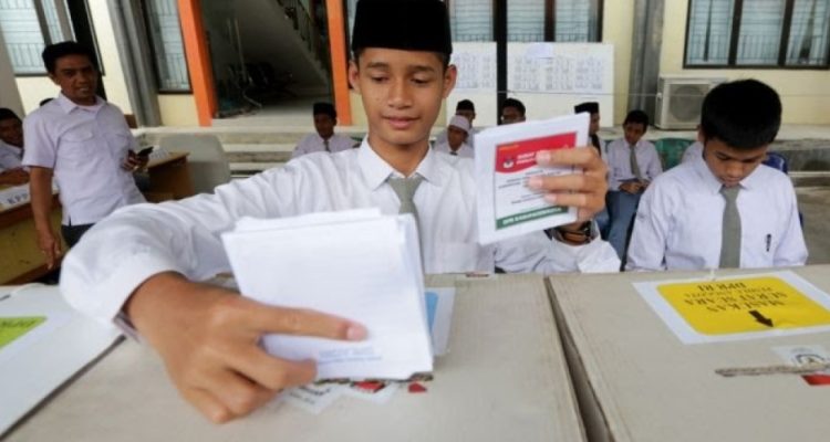Anak Muda dan Demokrasi: Menggugah Partisipasi Politik Melalui Kurikulum