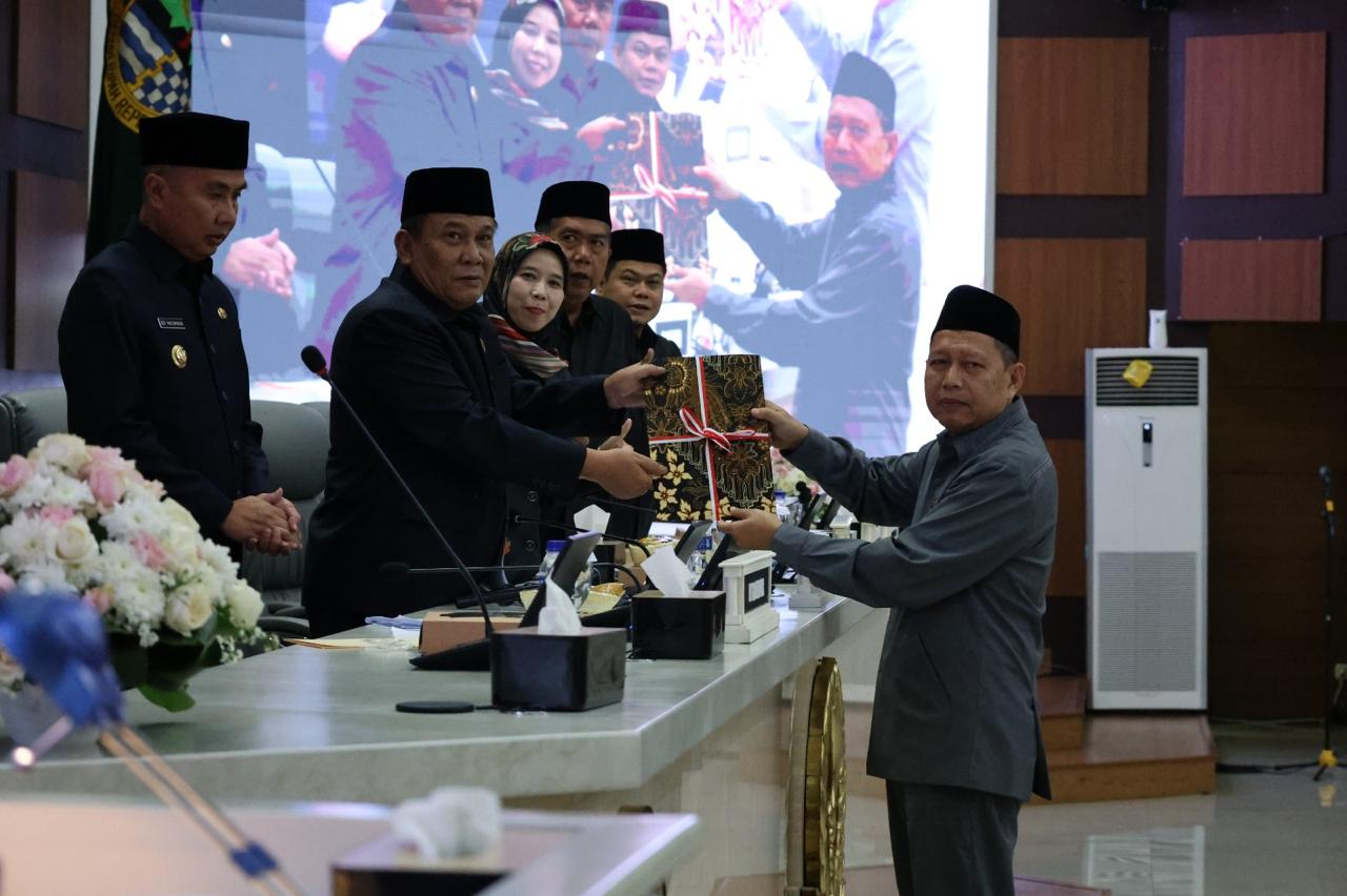 172138148096-dprd-jawa-barat-dan-pemdaprov-jabar-menyetujui-pengesahan-ranperda-p2apbd-ta-2023-thumb.jpeg