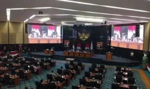 rapat-paripurna-dprd-dki-jakarta-dan-pj-gubernur-dki-heru-budi_169.webp
