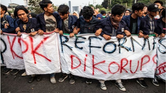 Tolak Revisi KUHAP, Mahasiswa dan Masyarakat Demo di DPRD Kalsel