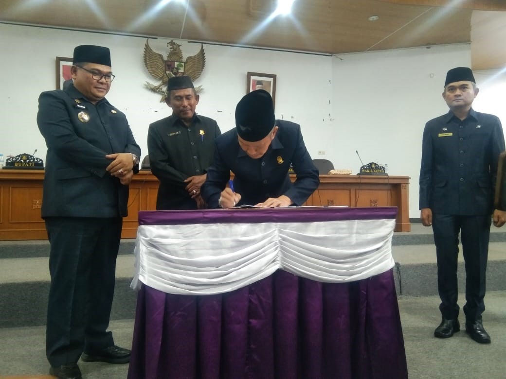 DPRD KLU Tetapkan 12 Rancangan Peraturan Daerah Tahun 2026