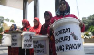 Dedy Yulianto Tiba di Kejati Terkait Kasus Korupsi Tunjangan Transportasi Dedy Yulianto Tiba di Kejati Terkait Kasus Korupsi Tunjangan Transportasi