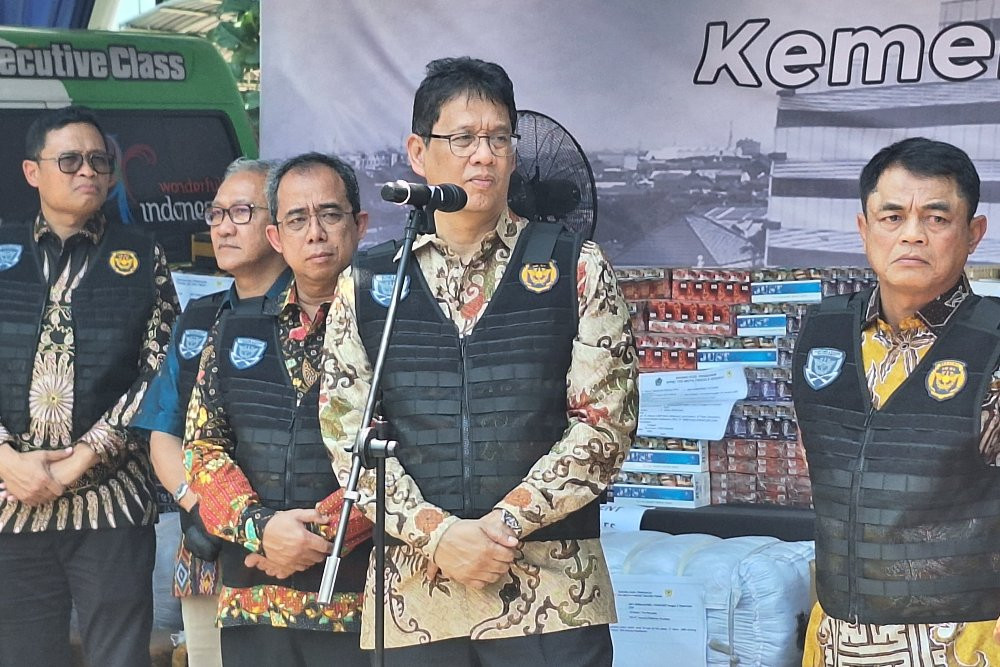 Purbaya Jawab Kritik Adian PDIP Soal Penertiban Bisnis Baju Bekas