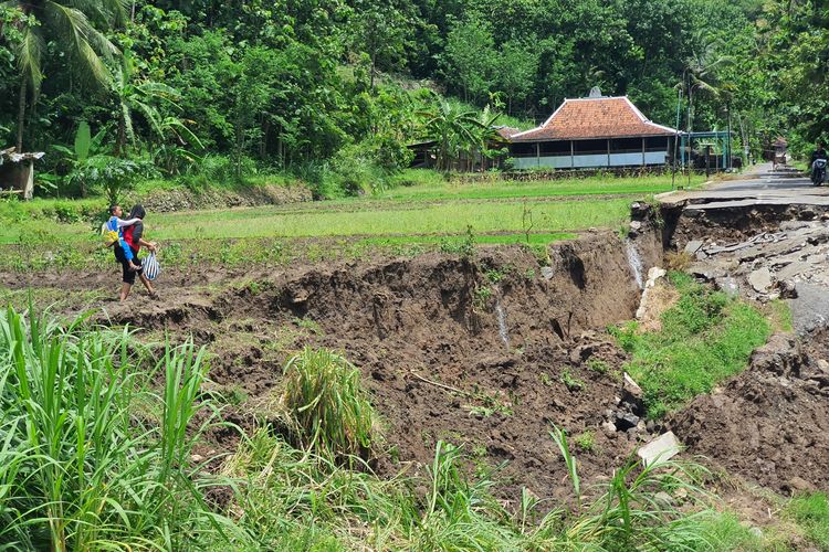 Jalan Kampung di Bantul Amblas 2 Kali, DPRD Minta Kajian Ulang, Pemkab Siapkan Dua Opsi