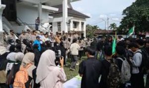 HMI Demo di DPRD Tasikmalaya Tolak KUHAP Baru, H. Aslim Merespons