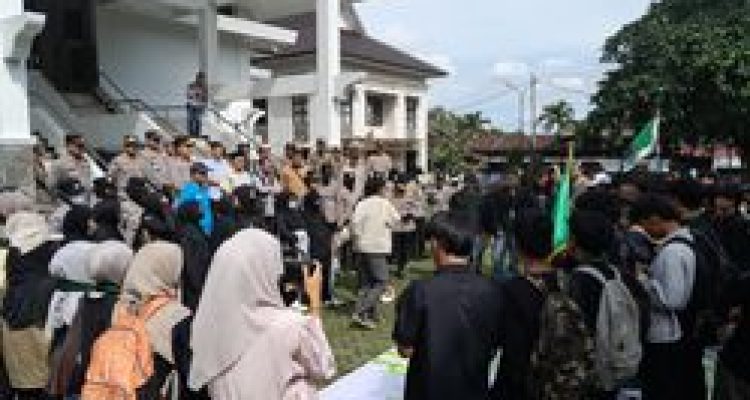 HMI Demo di DPRD Tasikmalaya Tolak KUHAP Baru, H. Aslim Merespons