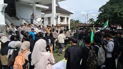 HMI Demo di DPRD Tasikmalaya Tolak KUHAP Baru, H. Aslim Merespons