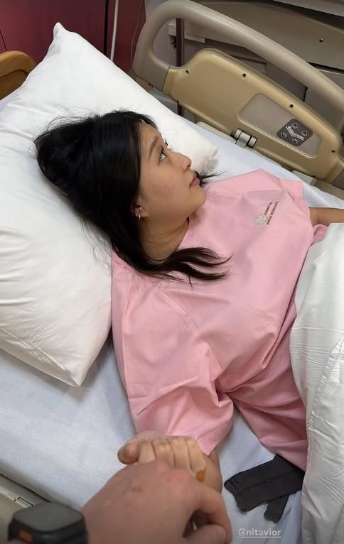 7 Potret Mengharukan Vior Saat Melahirkan Anak Pertama, Selamat!