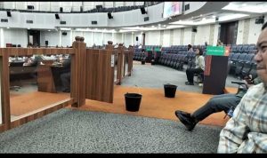 Sidang DPRD Sumut Diguyur Hujan, Atap Bocor Sebabkan Air Mengalir di Lantai Sidang DPRD Sumut Diguyur Hujan, Atap Bocor Sebabkan Air Mengalir di Lantai