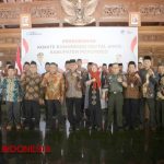 Ibu-ibu Menggelar Doa Bersama di Depan DPRD Ponorogo, Dukung Bupati Sugiri