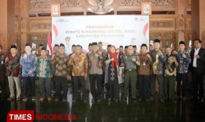 Ibu-ibu Menggelar Doa Bersama di Depan DPRD Ponorogo, Dukung Bupati Sugiri Ibu-ibu Menggelar Doa Bersama di Depan DPRD Ponorogo, Dukung Bupati Sugiri