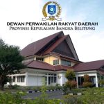 Eks Pimpinan DPRD Babel Tiba di Kejati dengan Wajah Ditutupi Masker dan Topi