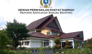 Eks Pimpinan DPRD Babel Tiba di Kejati dengan Wajah Ditutupi Masker dan Topi Eks Pimpinan DPRD Babel Tiba di Kejati dengan Wajah Ditutupi Masker dan Topi