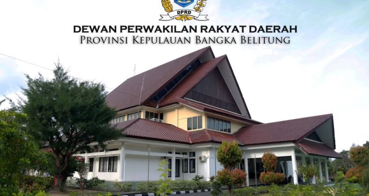 Eks Pimpinan DPRD Babel Tiba di Kejati dengan Wajah Ditutupi Masker dan Topi