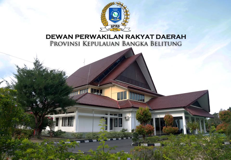 Eks Pimpinan DPRD Babel Tiba di Kejati dengan Wajah Ditutupi Masker dan Topi