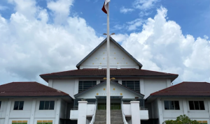 Temuan Kendaraan Dinas Rusak di Halaman DPRD Batam Temuan Kendaraan Dinas Rusak di Halaman DPRD Batam