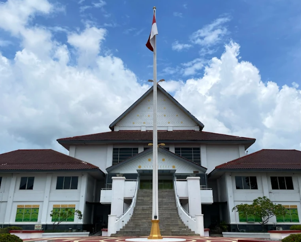 Temuan Kendaraan Dinas Rusak di Halaman DPRD Batam