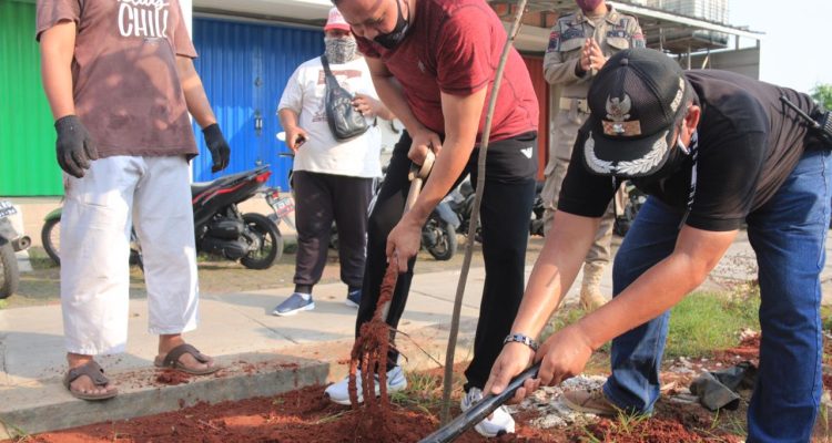DPRD Kota Bekasi Tanam Seribu Pohon di Bantargebang dan Sumurbatu