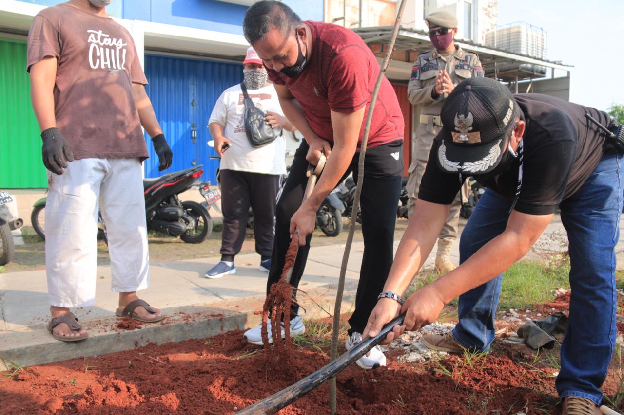 DPRD Kota Bekasi Tanam Seribu Pohon di Bantargebang dan Sumurbatu