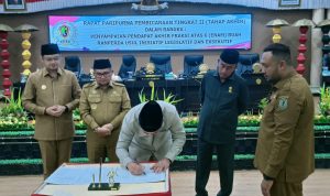 Pemkab dan DPRD Purbalingga Sahkan Enam Perda Baru, Bupati Fahmi Tanda Tangan Langsung