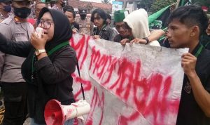 HMI Tasikmalaya Demo DPRD Tolak KUHAP Baru, Khawatirkan Ancaman Kebebasan Sipil HMI Tasikmalaya Demo DPRD Tolak KUHAP Baru, Khawatirkan Ancaman Kebebasan Sipil