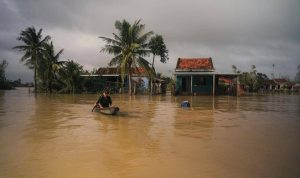 Banjir di Jember Akibat Meluapnya Sungai Curah Ampel: Ratusan Rumah Terendam, Aktivitas Warga Terganggu Banjir di Jember Akibat Meluapnya Sungai Curah Ampel: Ratusan Rumah Terendam, Aktivitas Warga Terganggu