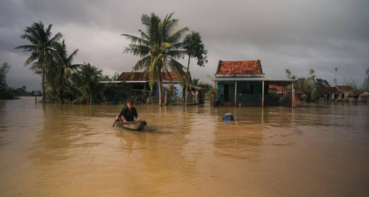 Banjir di Jember Akibat Meluapnya Sungai Curah Ampel: Ratusan Rumah Terendam, Aktivitas Warga Terganggu Banjir di Jember Akibat Meluapnya Sungai Curah Ampel: Ratusan Rumah Terendam, Aktivitas Warga Terganggu