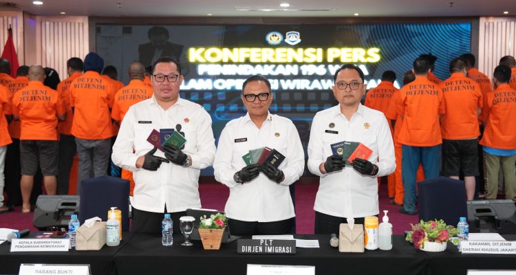 Operasi Wirawaspada: 220 WNA Ditangkap Imigrasi