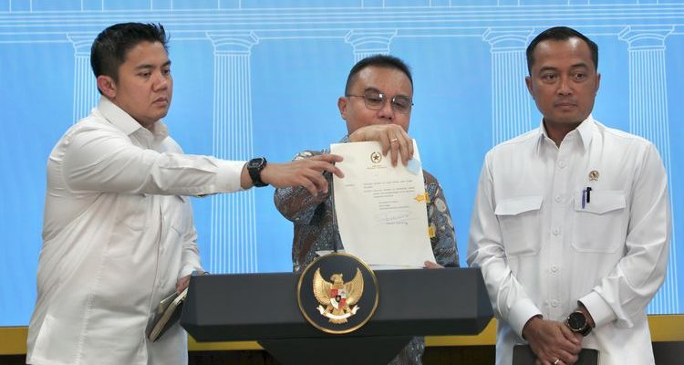 Seskab Teddy aktif informasikan penanganan bencana Sumatera, pakar: Jawab keresahan publik