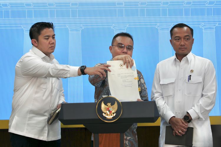 Seskab Teddy aktif informasikan penanganan bencana Sumatera, pakar: Jawab keresahan publik