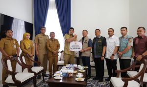 Wali Kota Pekanbaru Diterima Gubernur Sumut, Serahkan Bantuan Rp 1,5 Miliar Wali Kota Pekanbaru Diterima Gubernur Sumut, Serahkan Bantuan Rp 1,5 Miliar