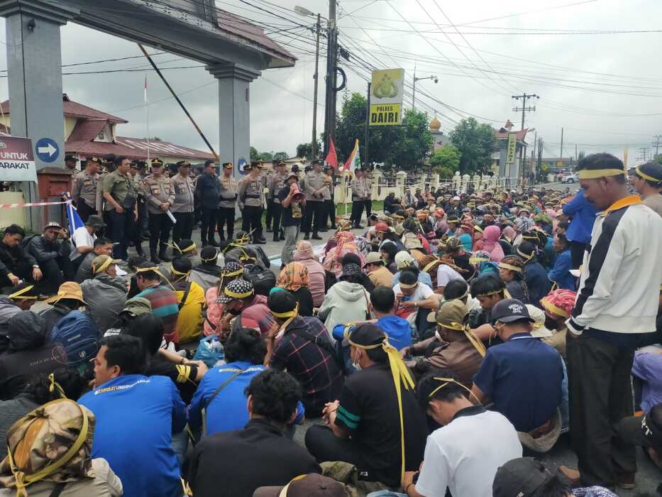 Ratusan Warga Dairi Demo di DPRD, Bupati, dan Polres Minta Penangguhan Penahanan 12 Warga Parbuluan 6