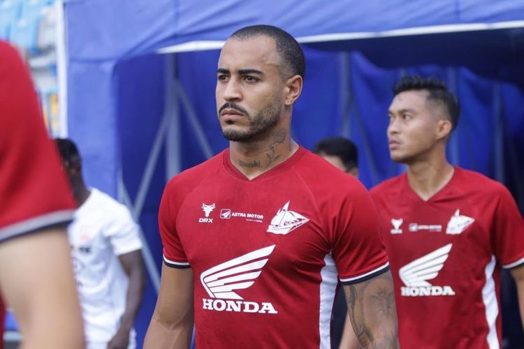 Persebaya Surabaya dan Arema FC saling sikut! Berebut anak emas Bernardo Tavares senilai Rp 6,08 miliar!