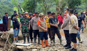 Banjir bandang hancurkan Sukabumi, satu rumah hilang & 5 rusak parah, sawah tertutup lumpur dan batu