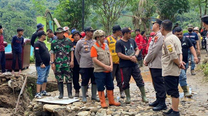 Banjir bandang hancurkan Sukabumi, satu rumah hilang & 5 rusak parah, sawah tertutup lumpur dan batu