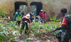 Kegiatan Gotong Royong Pasca Banjir di Dusun Jogaran, Gumelar