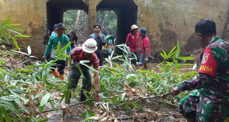 Kegiatan Gotong Royong Pasca Banjir di Dusun Jogaran, Gumelar