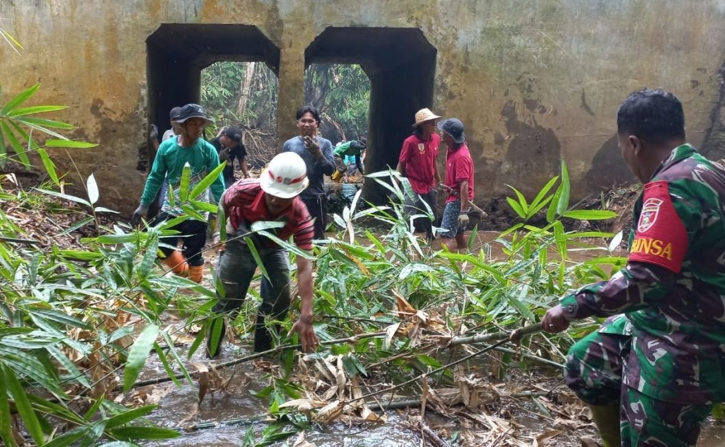 Kegiatan Gotong Royong Pasca Banjir di Dusun Jogaran, Gumelar