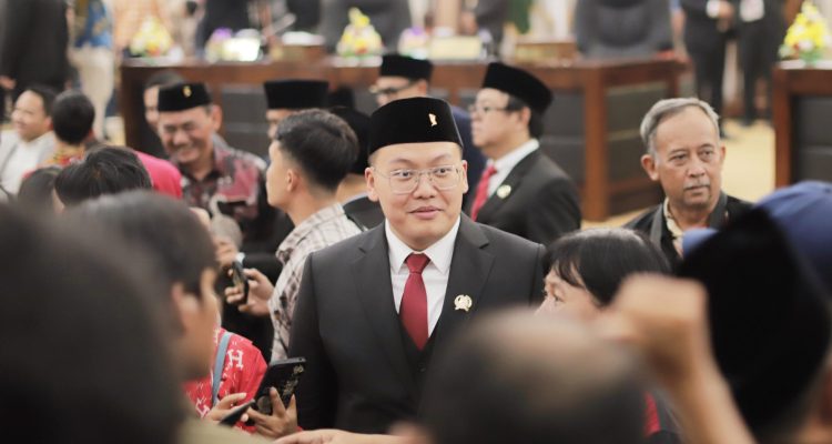 Anggota DPRD Banten Abraham Garuda lepas misi kemanusiaan ambulans relawan ke Sumatera