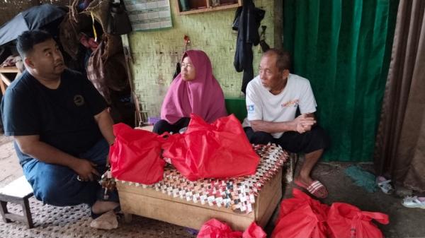 Yudha anggota DPRD Garut menyapa Emak Titi, lansia sebatang kara di Desa Ciela