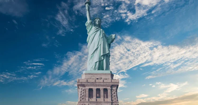 Benarkah Patung Liberty Roboh? Fakta atau Hoax, AS atau Brasil?