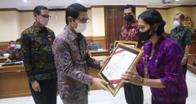 Bupati Badung Adi Arnawa serahkan penghargaan kepada 187 veteran