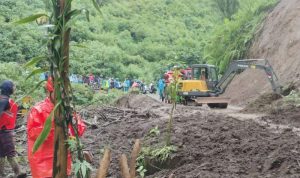 Akses Menuju Gunung Bromo Tertutup Total Akibat Longsoran Material