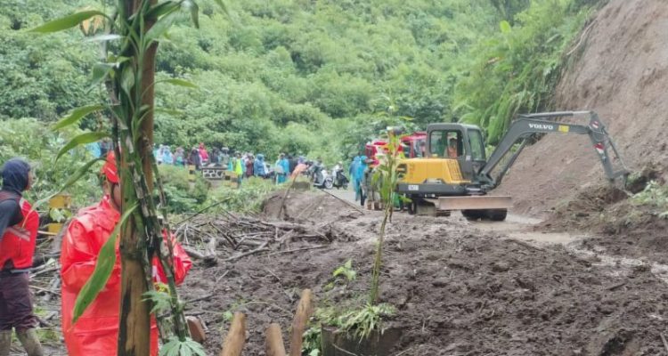 Akses Menuju Gunung Bromo Tertutup Total Akibat Longsoran Material