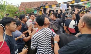 Puri Asih Bekasi Ricuh, Warga dan Polisi Bersitegang Puri Asih Bekasi Ricuh, Warga dan Polisi Bersitegang