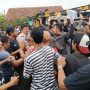 Puri Asih Bekasi Ricuh, Warga dan Polisi Bersitegang