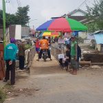 Warga Bondowoso Bangun Jembatan Darurat Pasca Banjir
