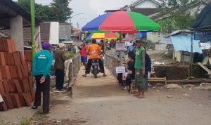 Warga Bondowoso Bangun Jembatan Darurat Pasca Banjir