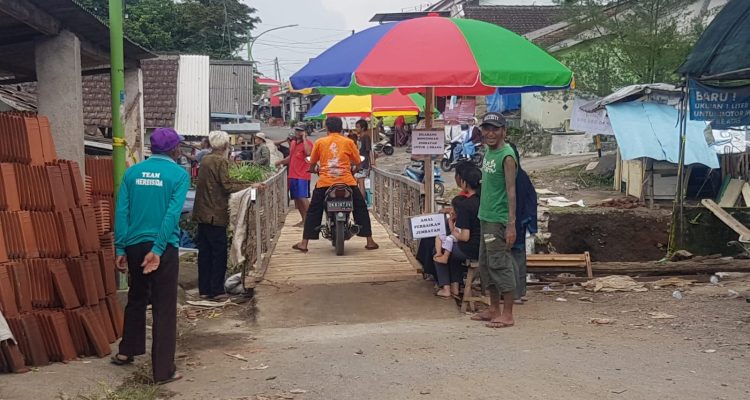 Warga Bondowoso Bangun Jembatan Darurat Pasca Banjir